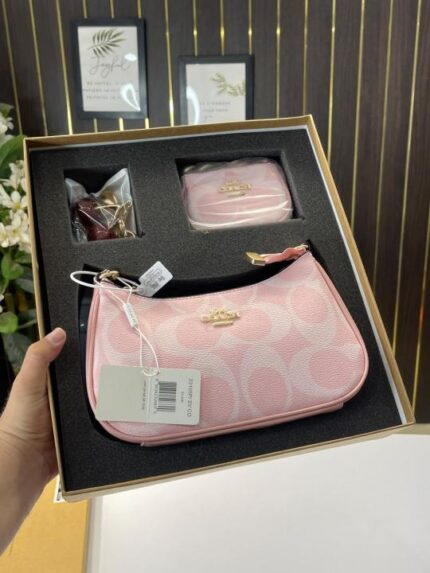 Coatch teri combo with small pouch and charm with og box(1102-pink)