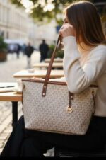 MICHEAL KORS TOTE BAG WITH SATIN DUST BAG WITH BOX 5040 - Image 3